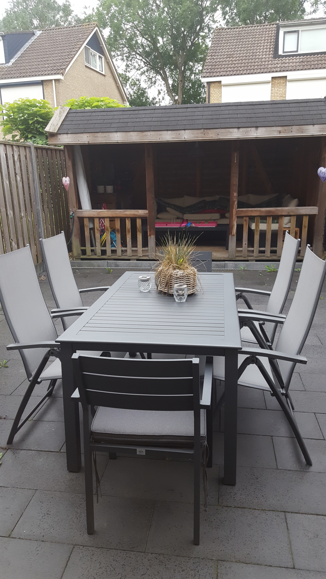 Vanmorgen is ons nieuwe tuinset gebracht.