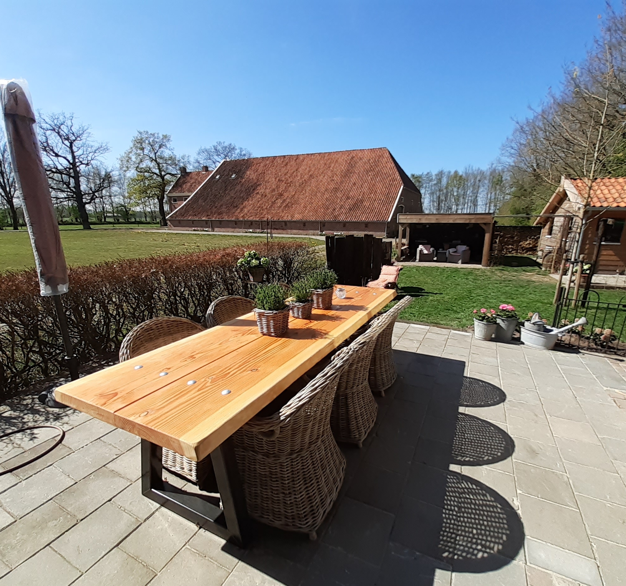 Erg blij met onze nieuwe tuinset op het terras.