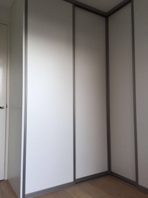Kleiderschrank über Eck