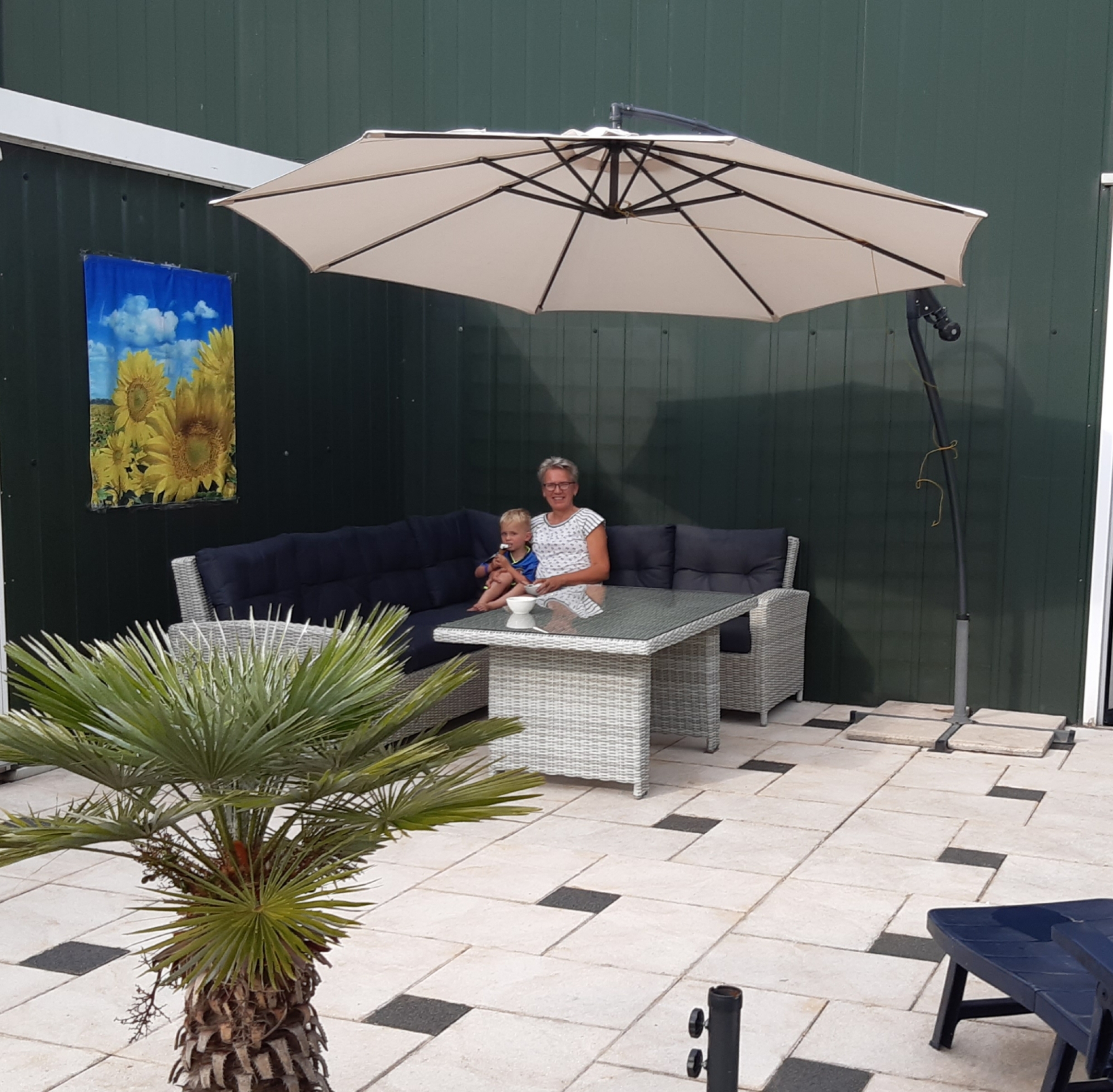 Na een onhandige opa en oma,die eerst de loungset niet in elkaar konden zetten.