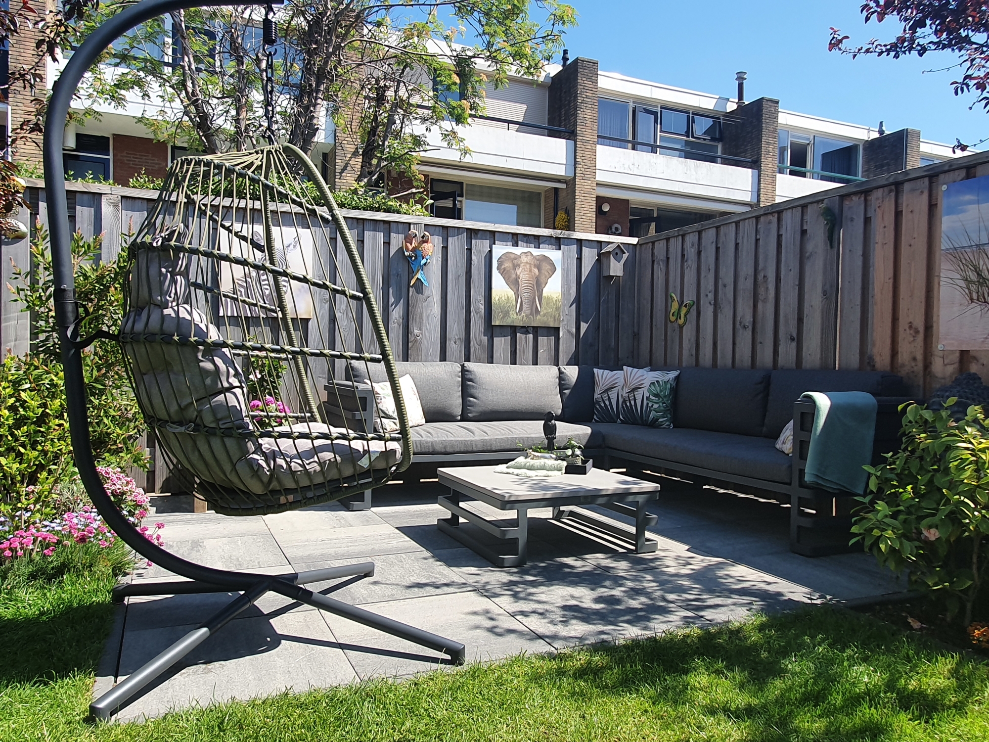 Hier een mooie foto van onze mooie tuin .