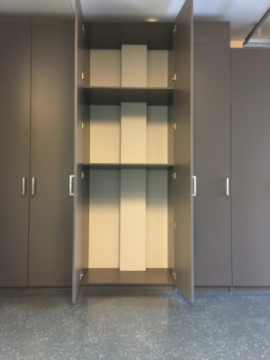 Kleiderschrank mit ausgeklinkten Böden