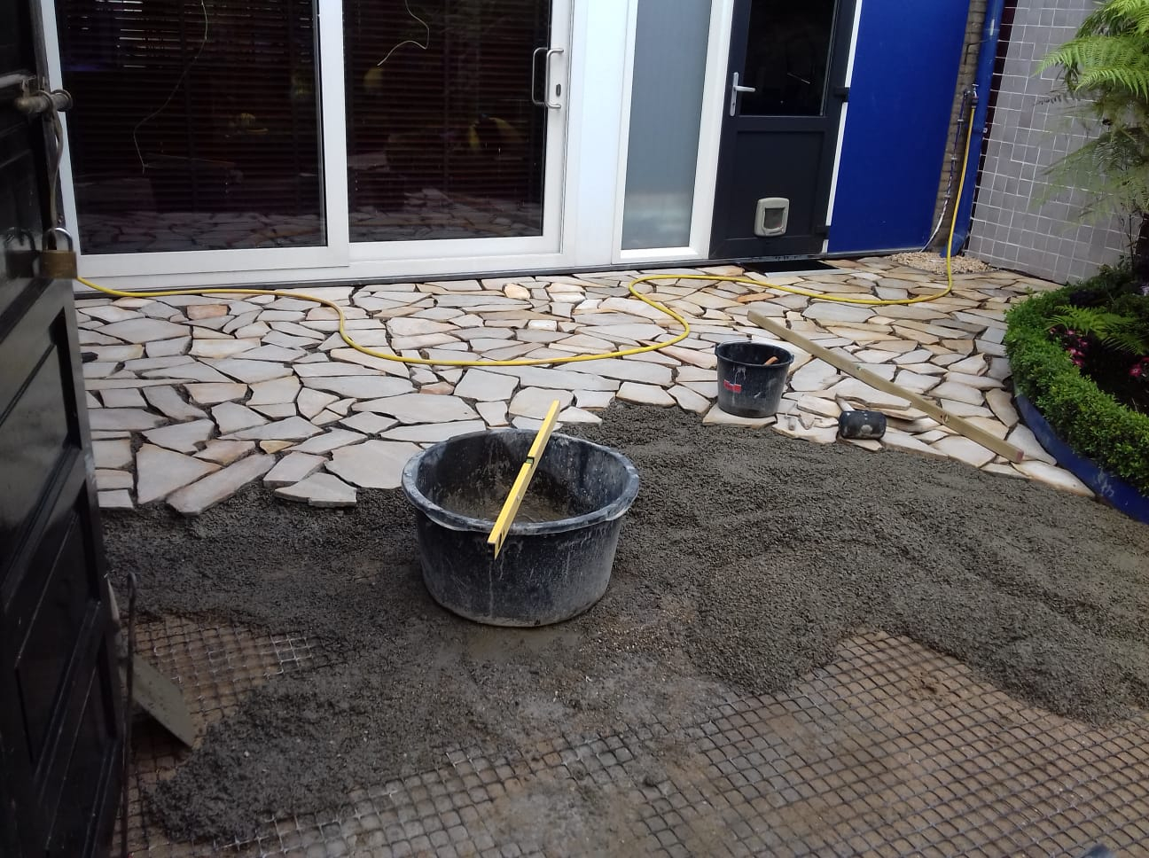 Aanleg Flagstones terras in mediterrane tuin