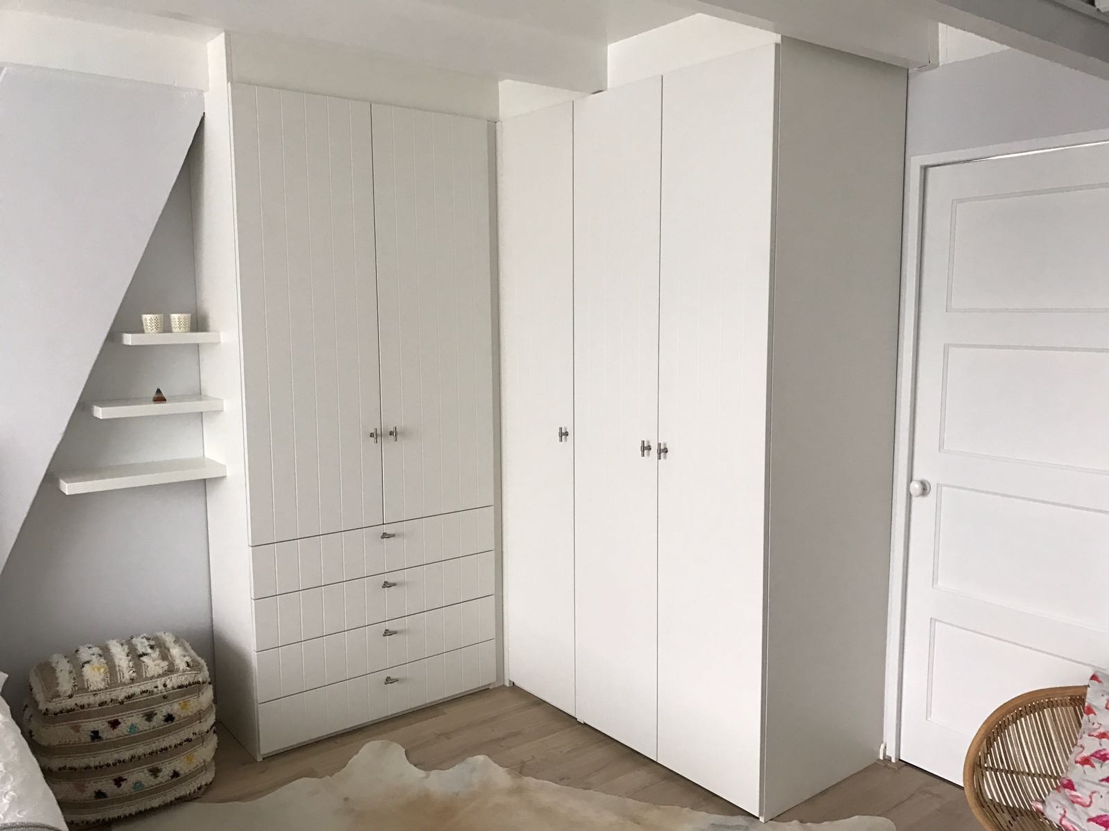 Hoekkast onder balkenplafond