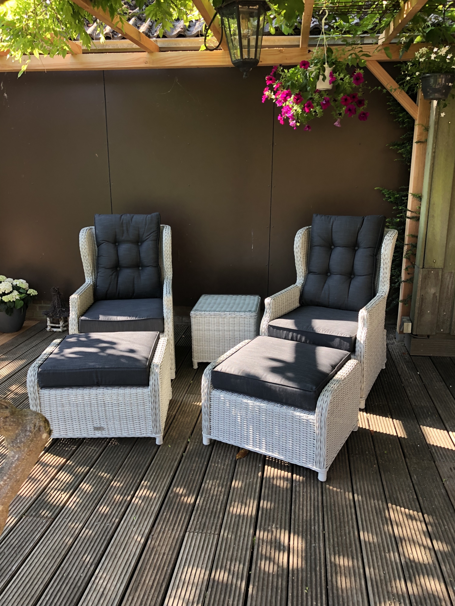 Eindelijk is hij er dan. Onze lang gewenste mooie stoelen set onder onze nieuwe pergola.