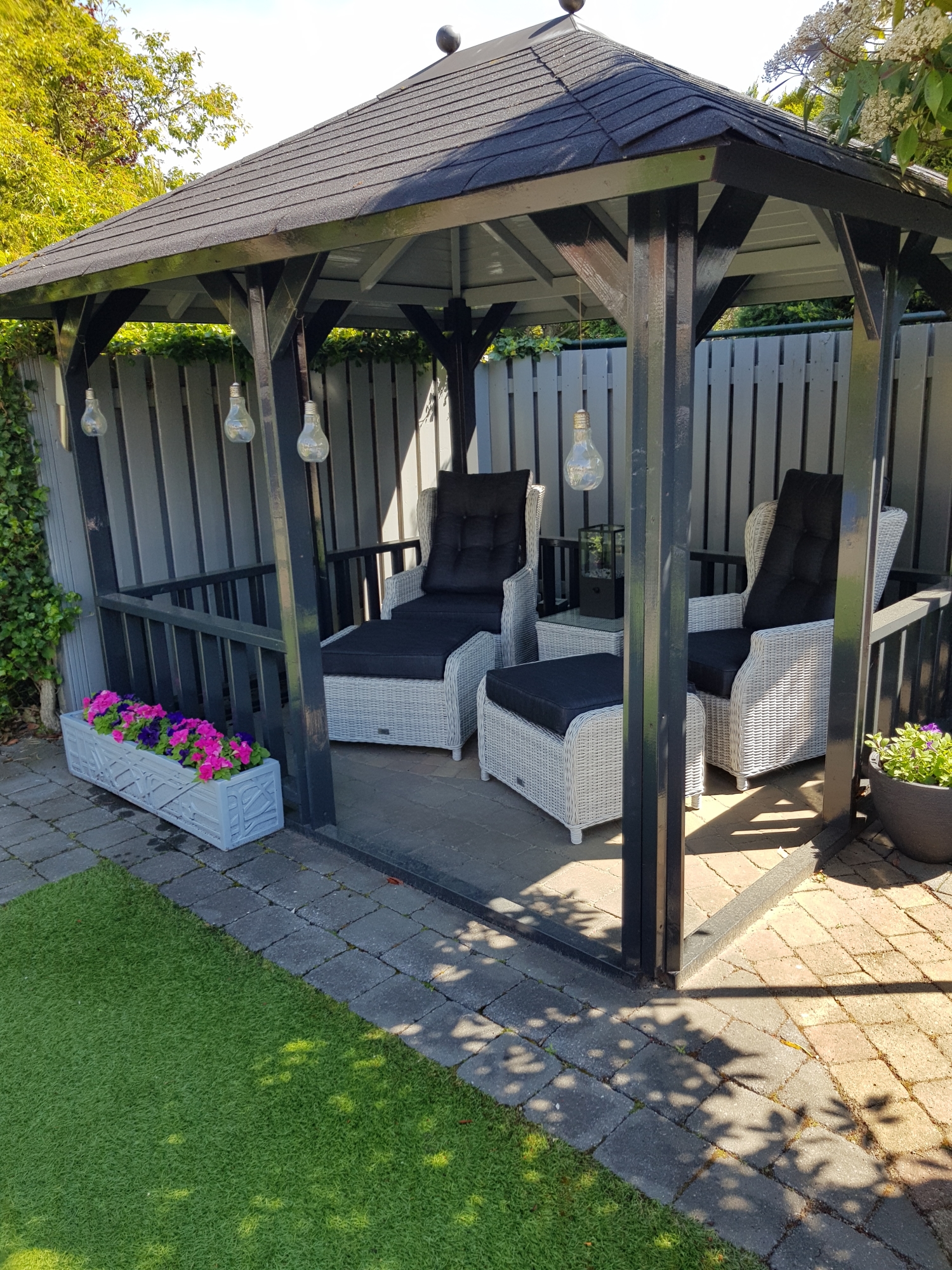 Mijn tuinset staat heel leuk in mijn prieel.