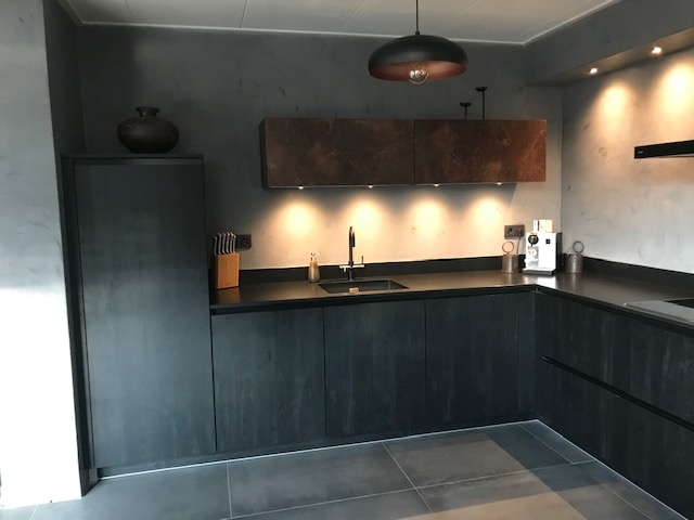 Zwarte moderne keuken