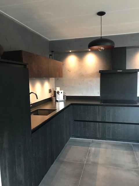 Zwarte moderne keuken