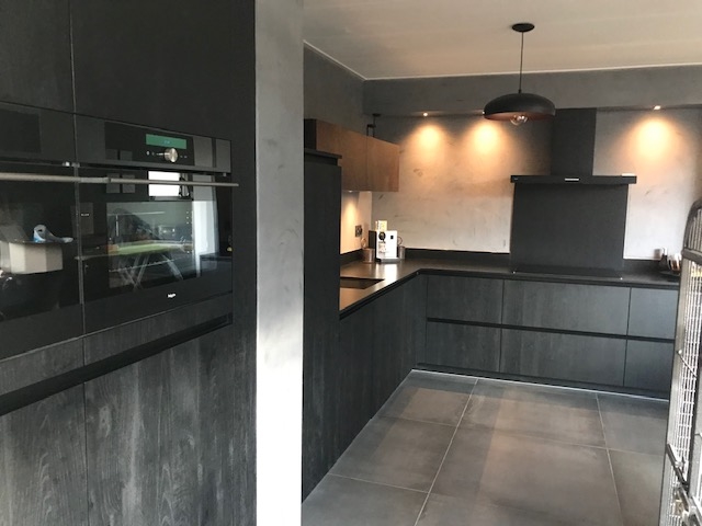 Zwarte moderne keuken