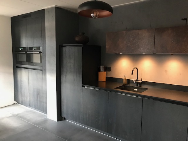 Zwarte moderne keuken