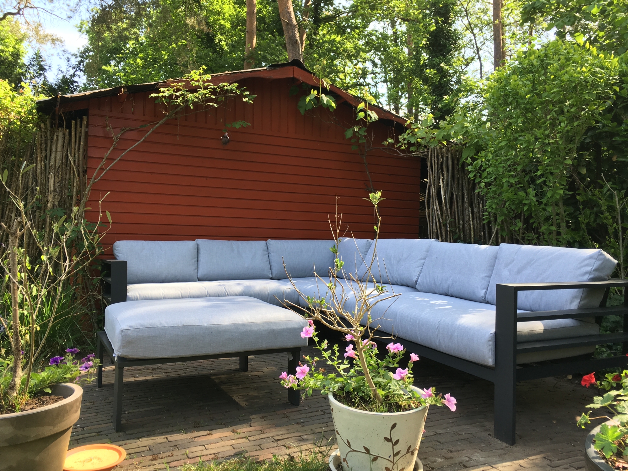Met deze loungezetel geniet we zo van onze tuin. Zalig!