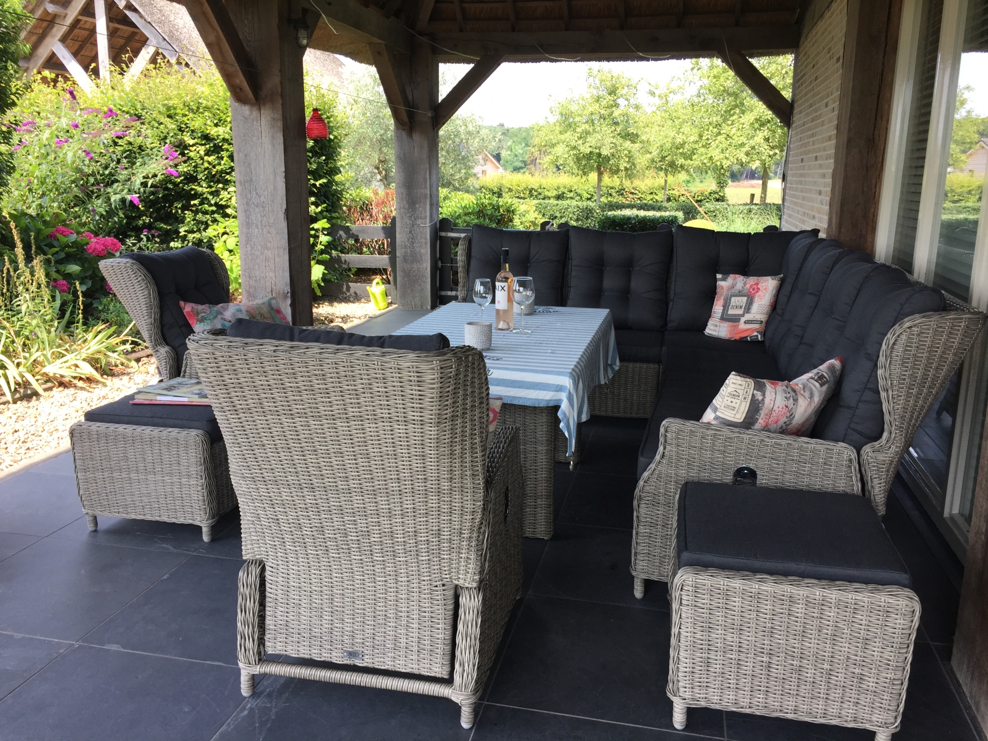 Ik heb enkele foto's genomen van onze nieuwe lounge set