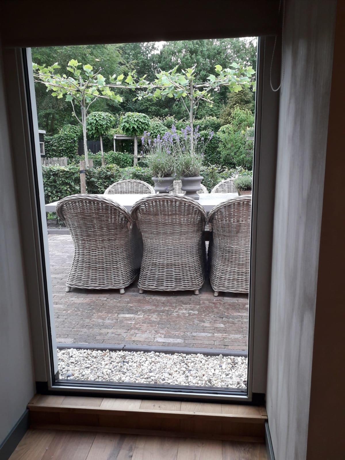 Deze prachtige tuinset is de kers op de taart in onze geweldige tuin.
