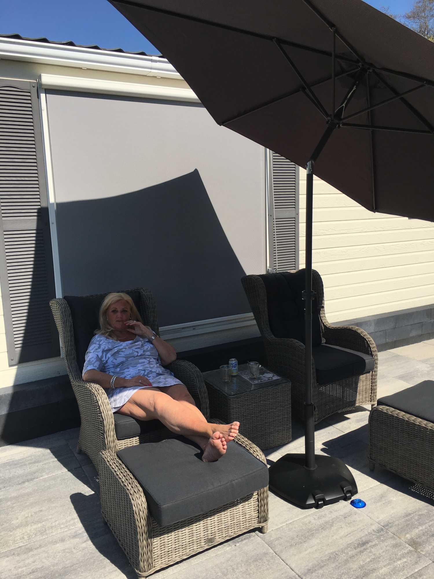 Mijn vrouwtje helemaal relaxed in jullie prachtige stoel zij blij ik blij