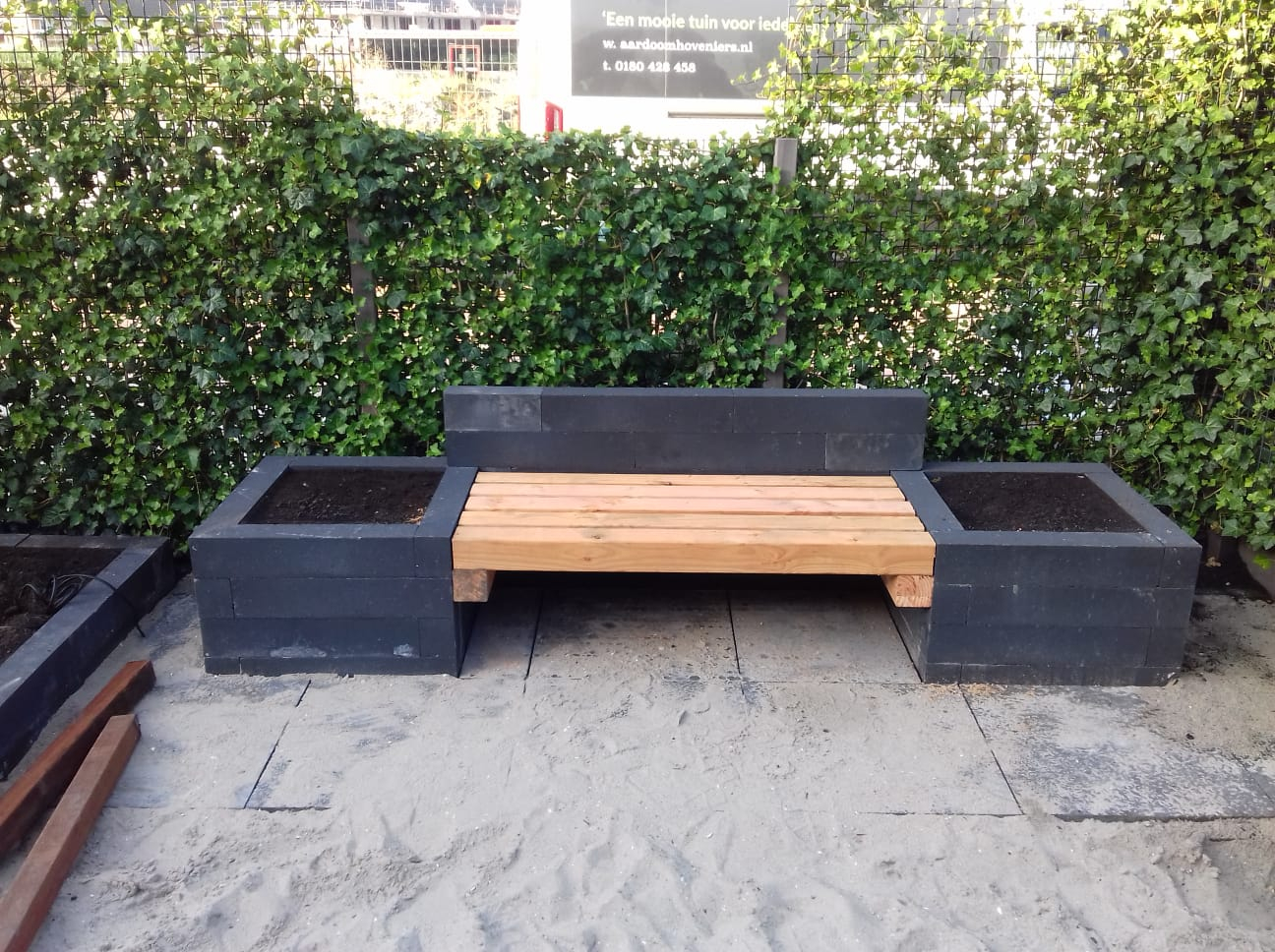 Verhoogde plantenbakken met zitbankje