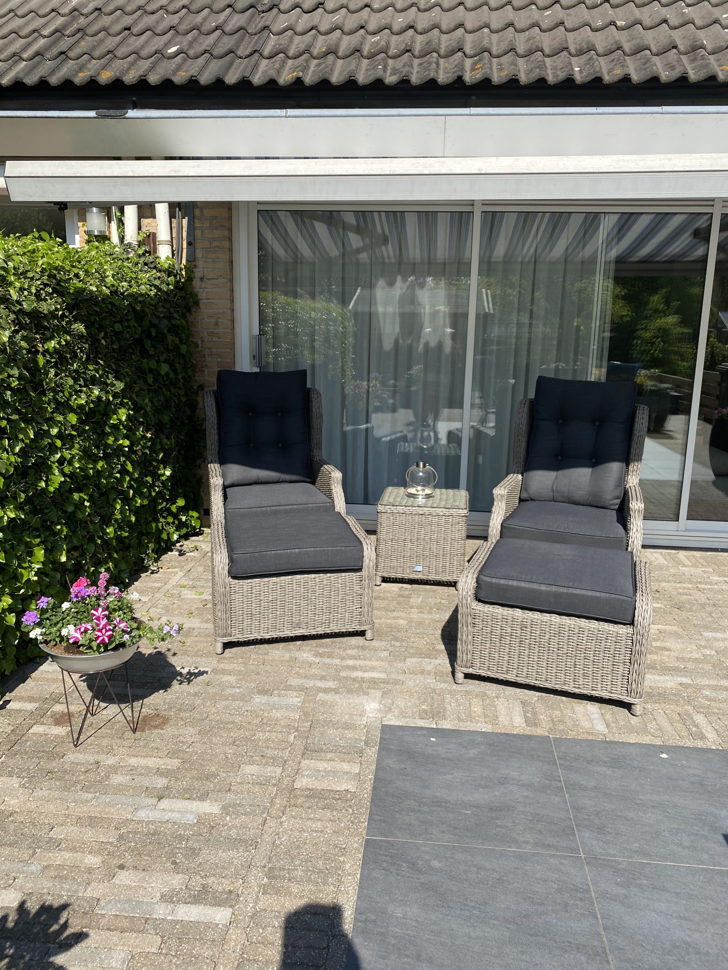 Blij met onze nieuwe tuinset gekocht bij AVH outdoor.