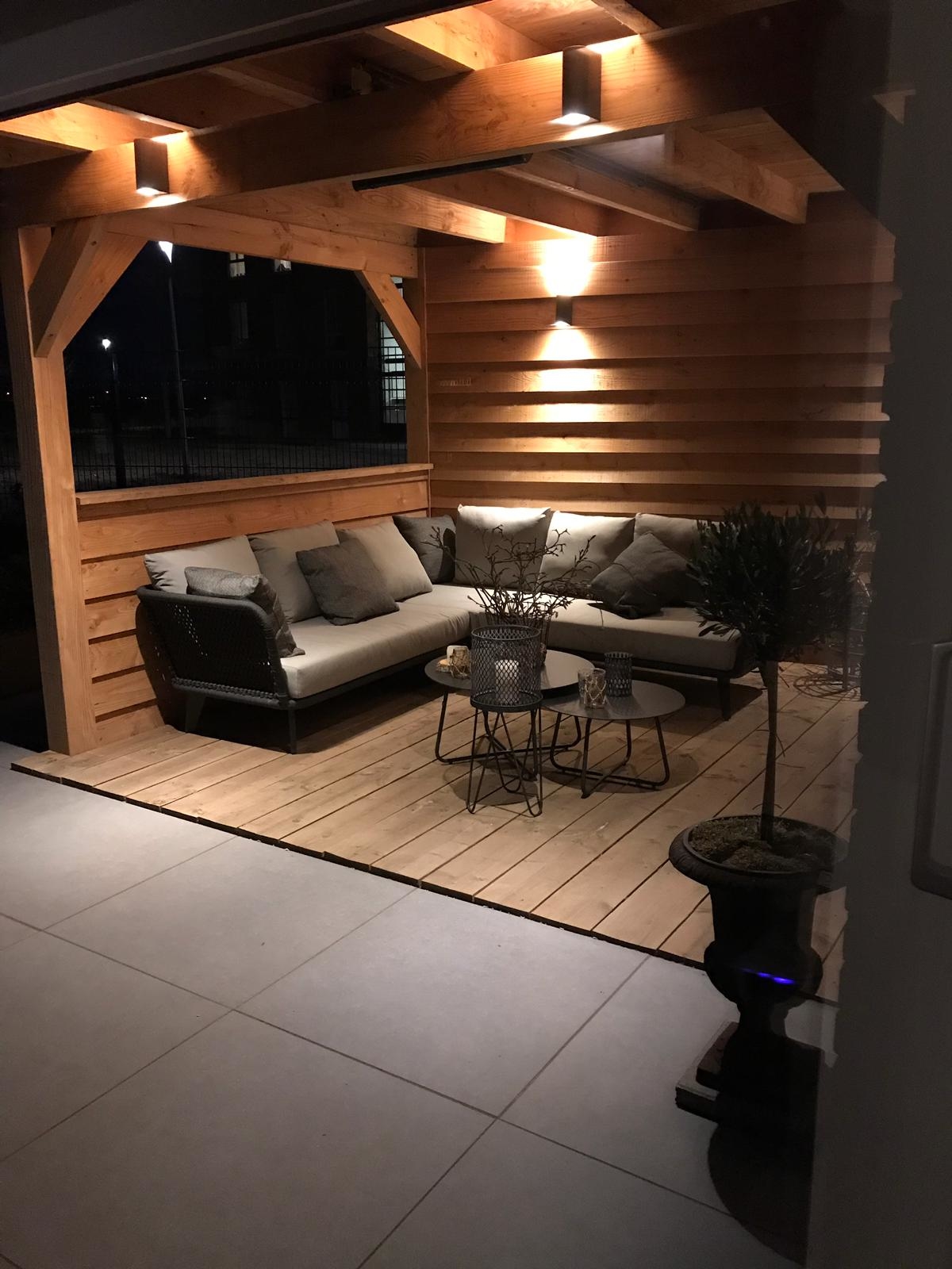 blij met nieuwe loungeset