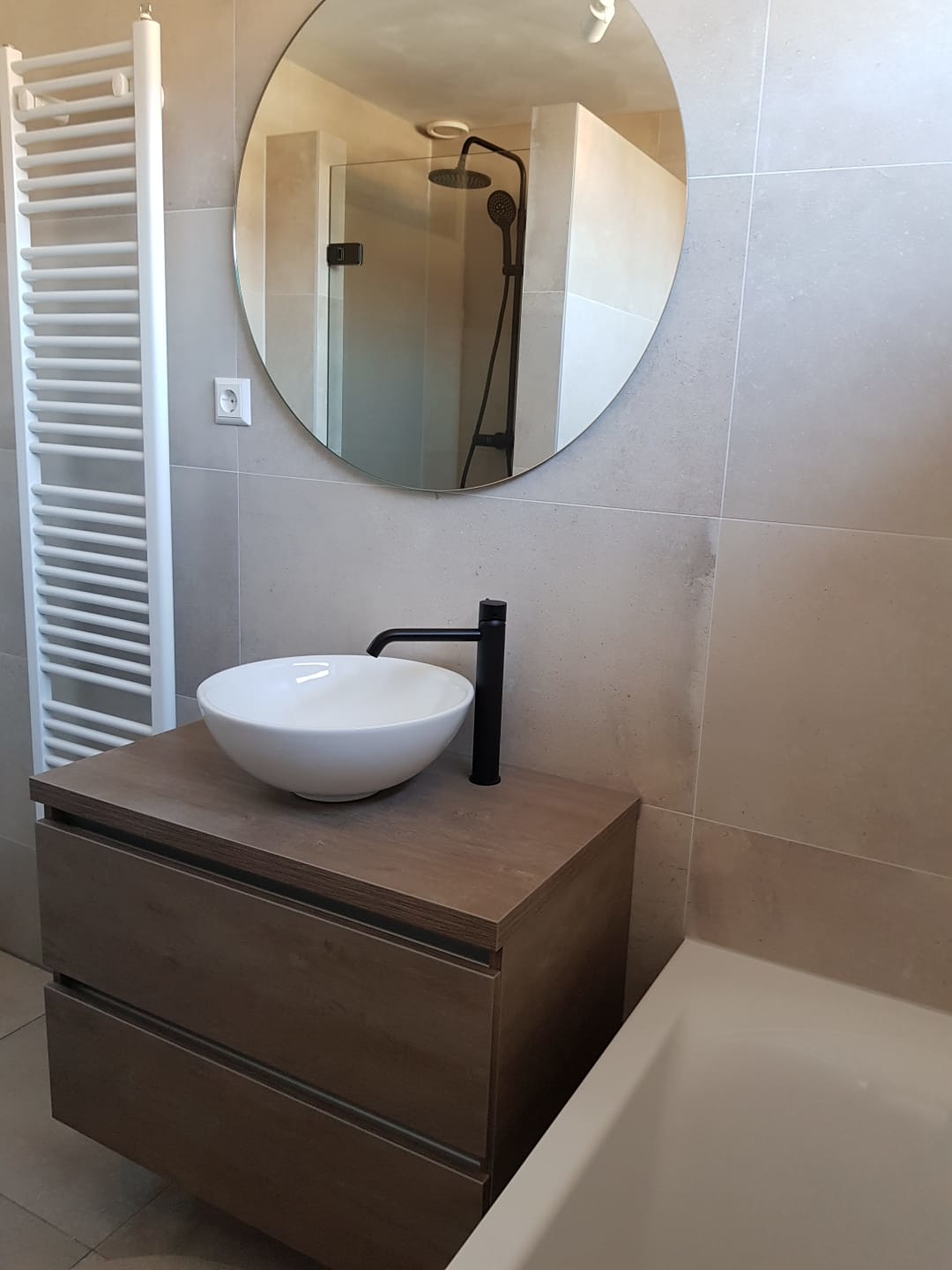 Moderne lichte badkamer met grote tegel