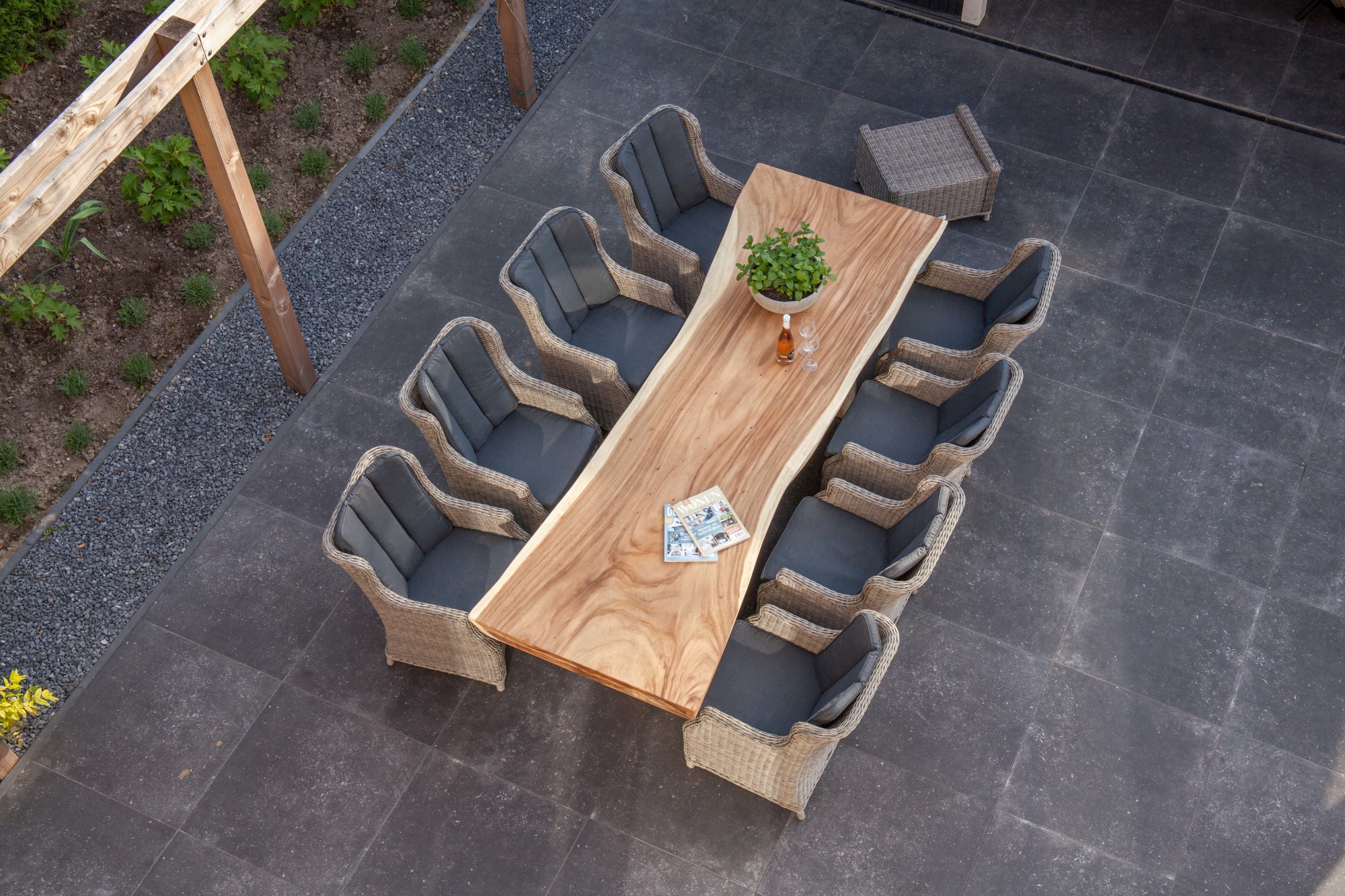 Een helder advies van tim bij AVH heeft er voor gezorgd dat wij nu een hele mooie boomstamtafel in onze tuin hebben