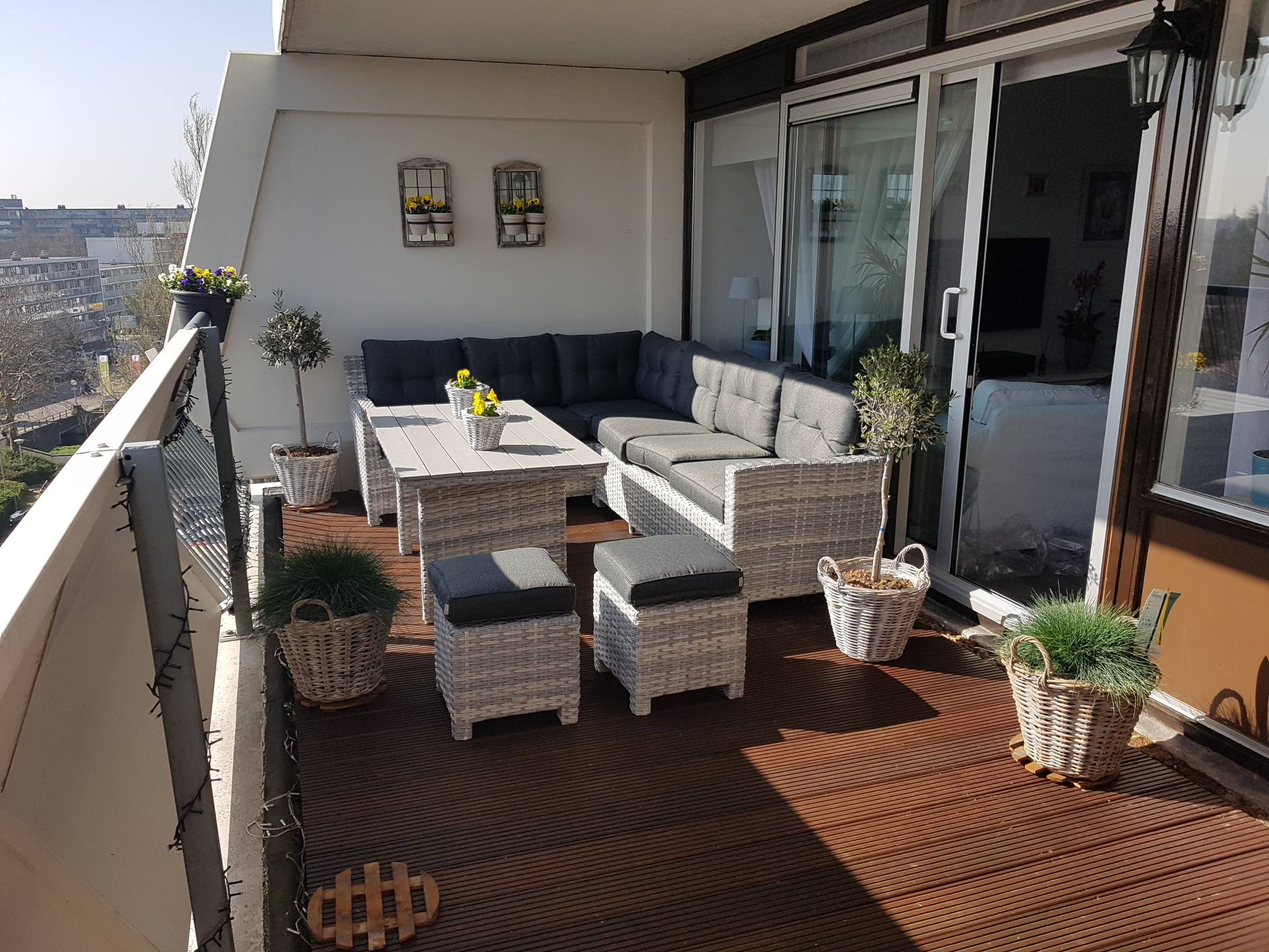 Ook op ons balkon staat de set van AVH prachtig.
