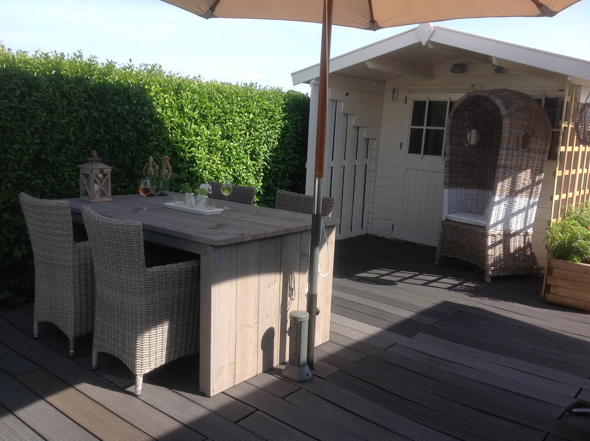 In stoelen van AVH Outdoor is het heerlijk en heel comfortabel relaxen met een wijntje in het zonnetje aan de Zeeuwse kust.