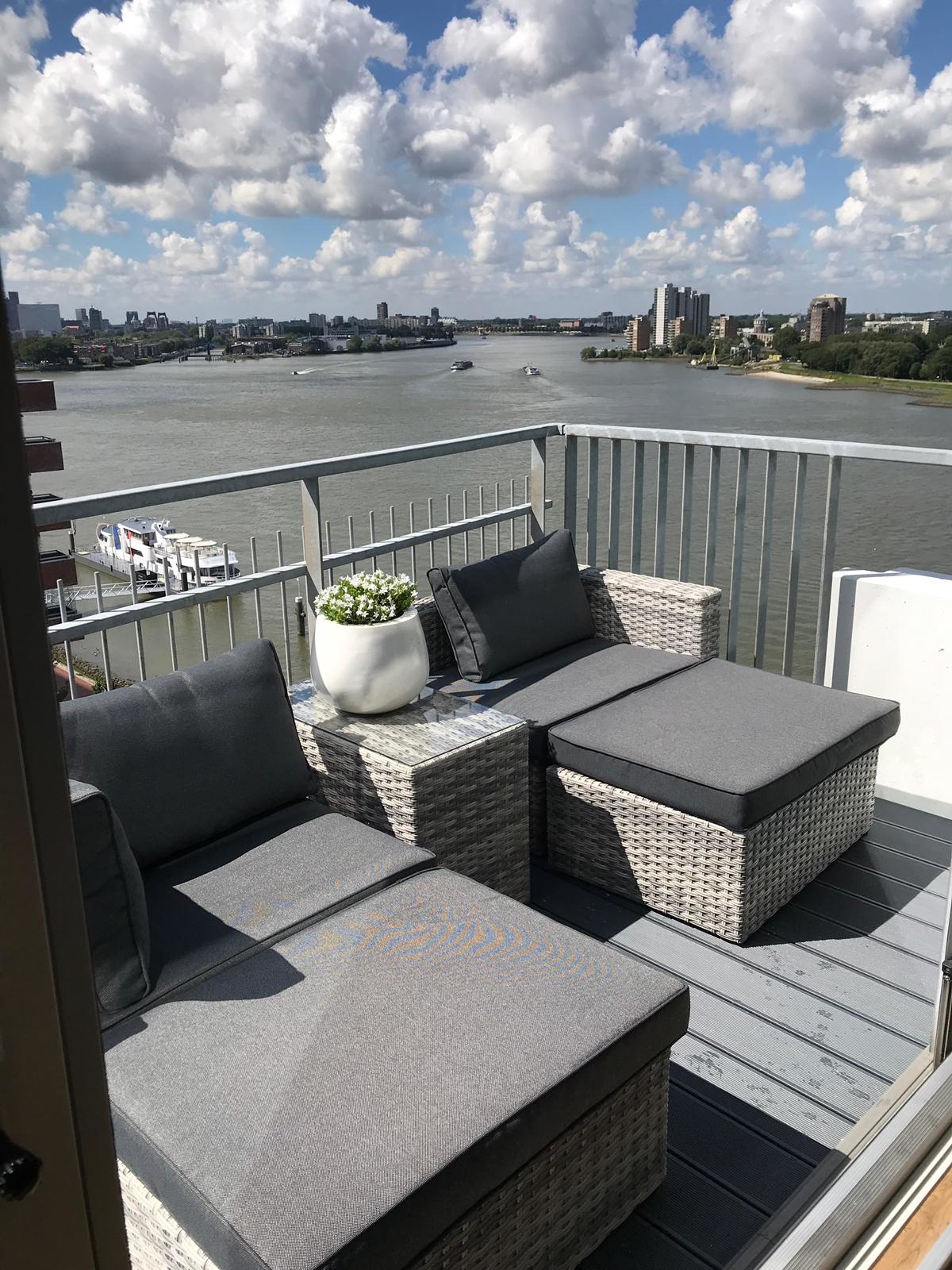 Genieten van het uitzicht over de Maas op onze garda loungeset❤️