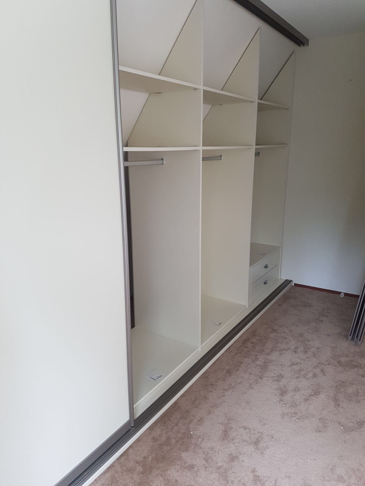 Kastinterieur onder een schuin dak