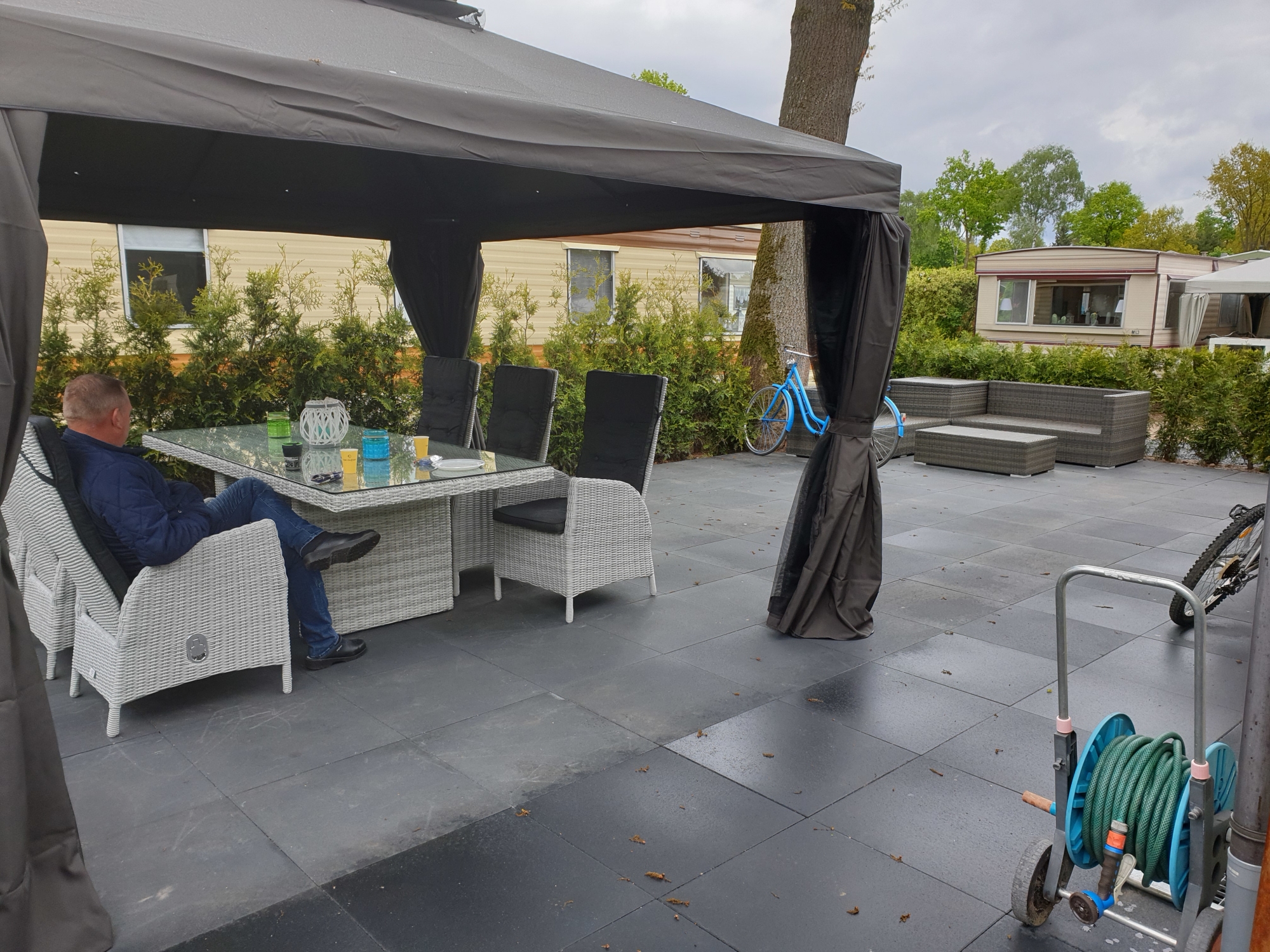 Na veel tegenslag met de aanleg van onze tuin mogen we nu sinds vorige week eindelijk genieten van dit super mooie tuinset.