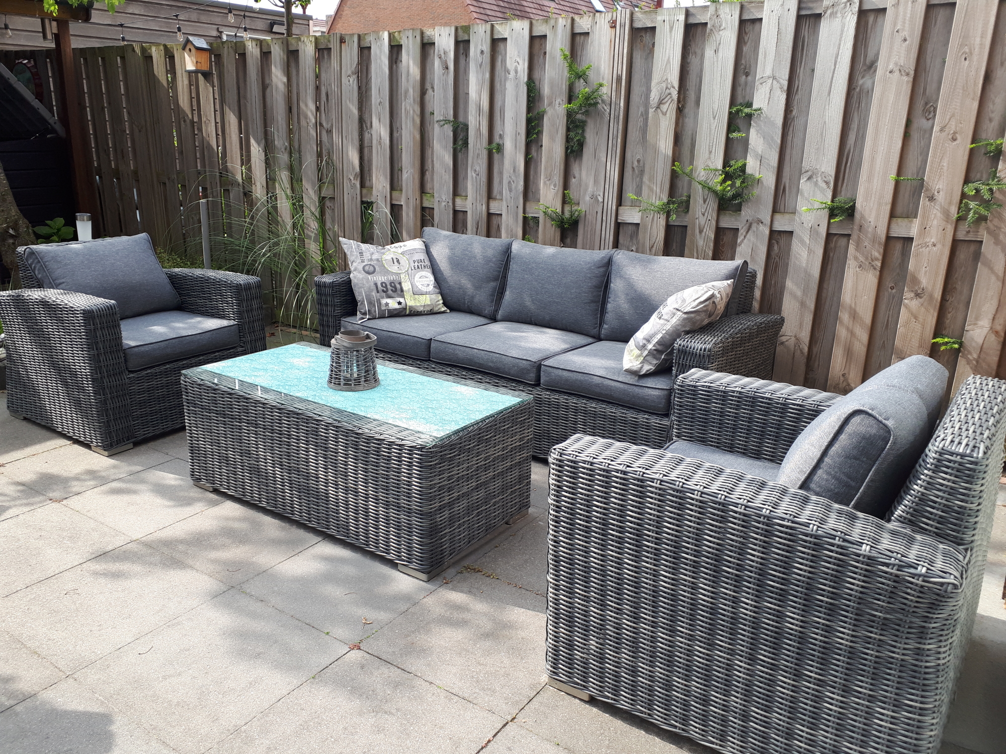 Heerlijk genieten van onze loungeset nu we niet op vakantie kunnen