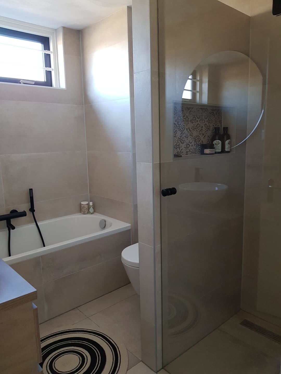 Moderne lichte badkamer met grote tegel