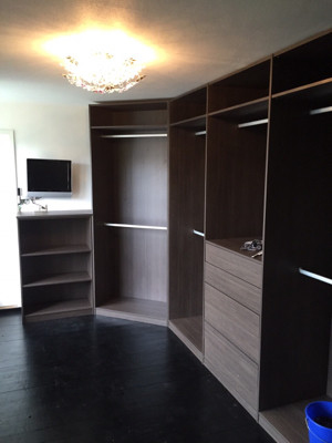 Begehbarer Kleiderschrank