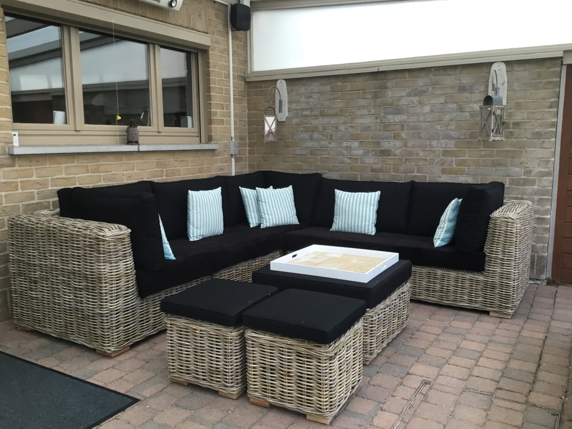 Met onze nieuwe loungeset van AVH Outdoor krijgen we iedere dag een vakantiegevoel !