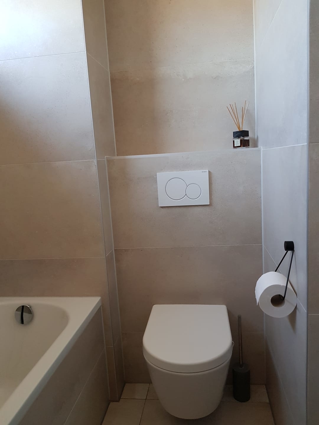 Moderne lichte badkamer met grote tegel