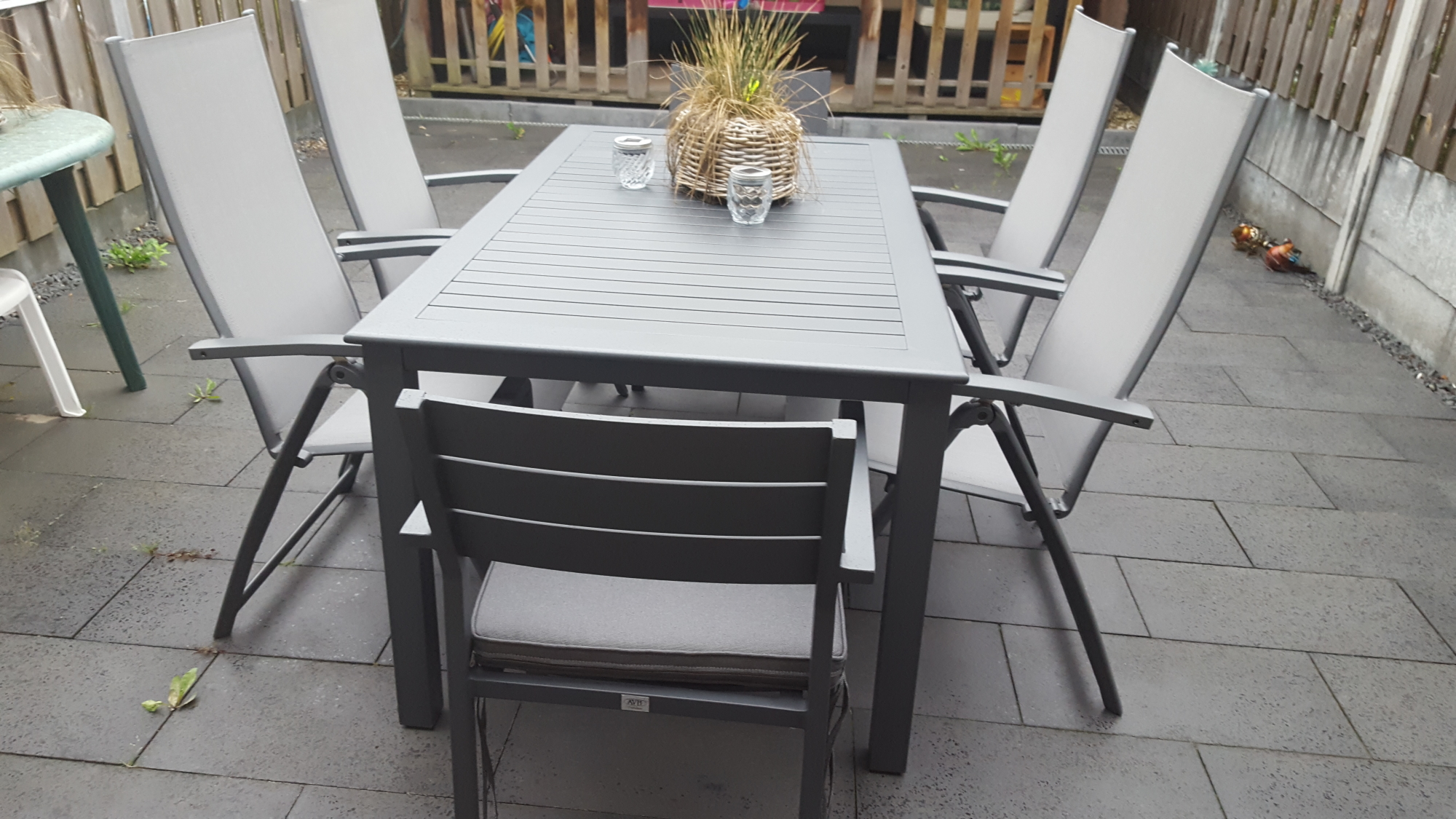 Vanmorgen is ons nieuwe tuinset gebracht.
