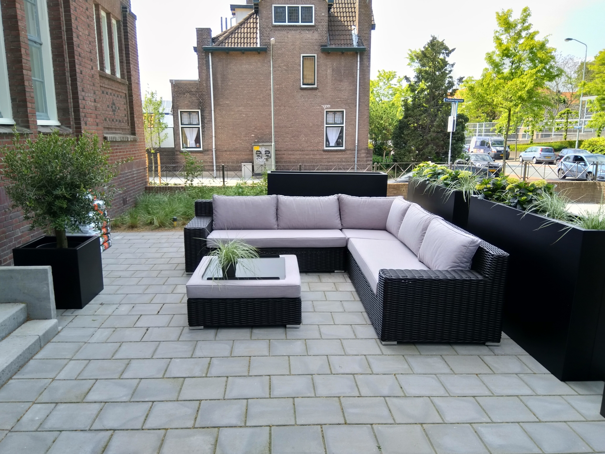 Mooie hoekbank op terras oude ambachtschool !!