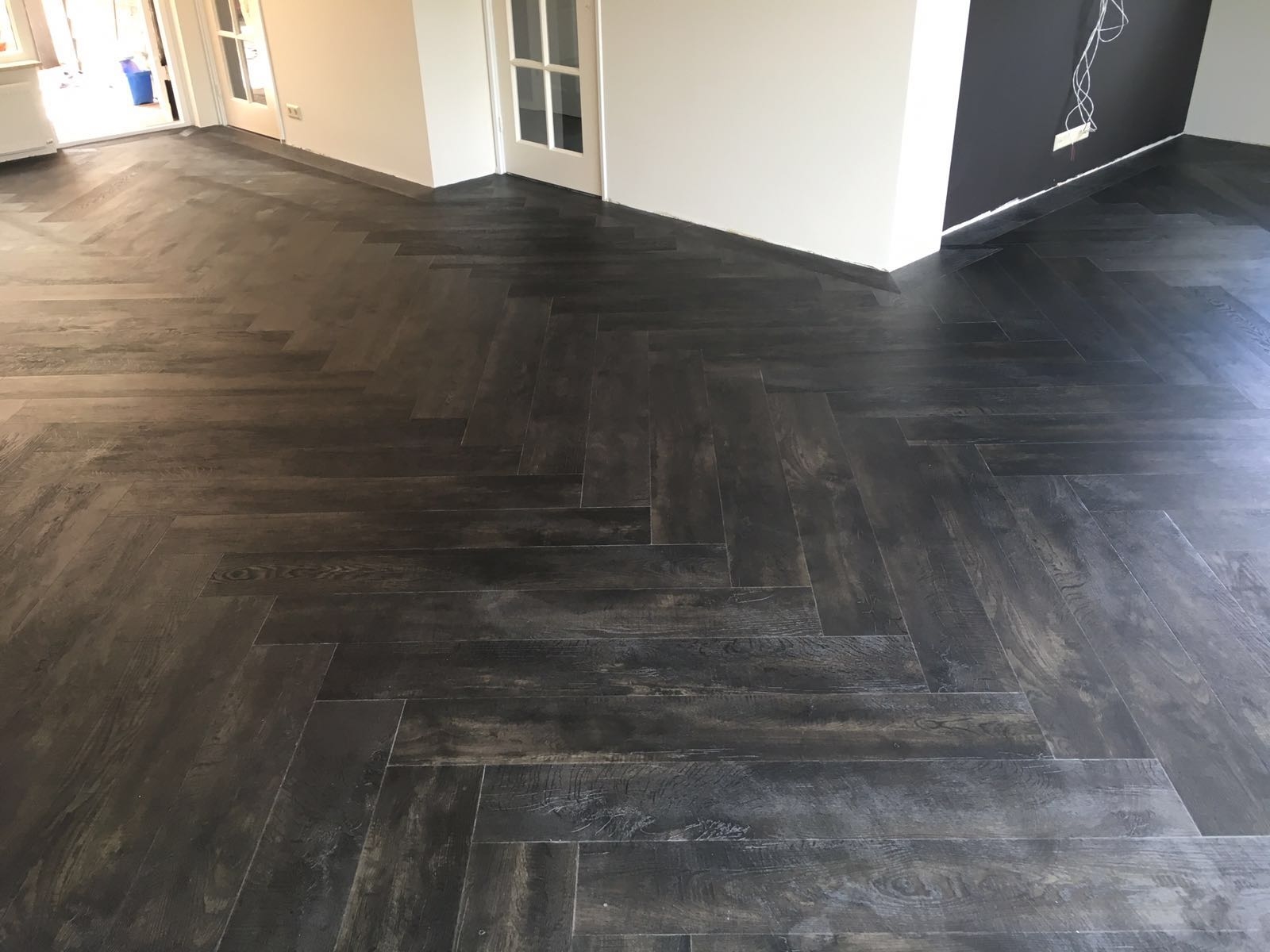 Donkere visgraat PVC vloer