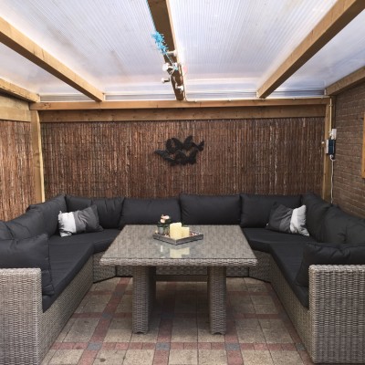 Heel blij met de Roma U hoek dining loungeset, helemaal gebracht in het hoge noorden