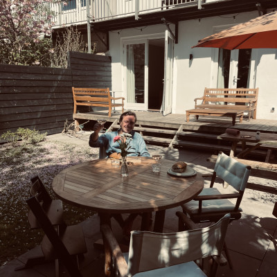 De eerste lunch aan onze prachtige nieuwe tuintafel