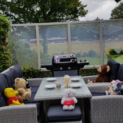 Door deze super mooie en fijn zittende lounge set kan de berenfamilie lekker buiten barbecuen