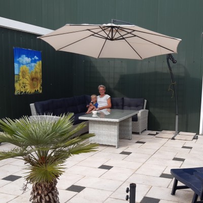 Na een onhandige opa en oma,die eerst de loungset niet in elkaar konden zetten.