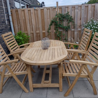 Hoe mooi staat teakhout in deze tuin!