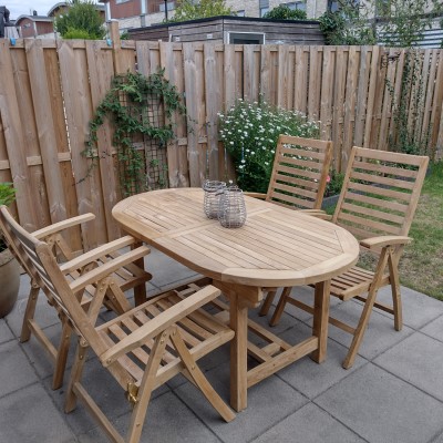 Hoe mooi staat teakhout in deze tuin!