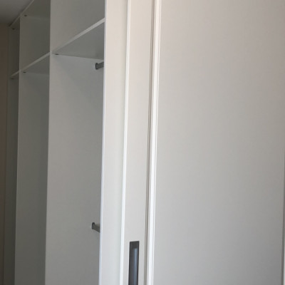 Raffito schuifdeur met daarachter een inloop interieur