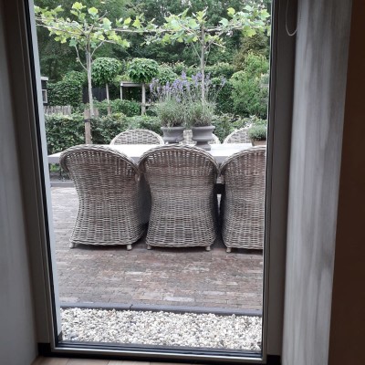 Deze prachtige tuinset is de kers op de taart in onze geweldige tuin.