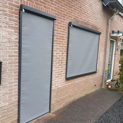 Grijze screens met grijze profielen en bovenbak gemonteerd in Zutphen