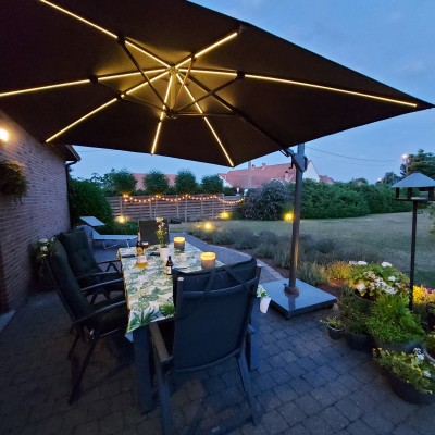 Genieten op ons terras onder onze nieuwe Challenger zweefparasol voorzien van gezellige ledverlichting
