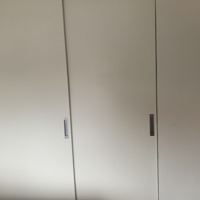 Helder witte moderne deuren