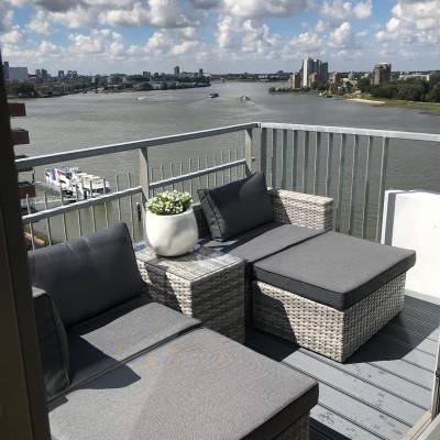 Genieten van het uitzicht over de Maas op onze garda loungeset❤️