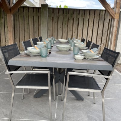 Heerlijk tafelen met 2 of 10 personen dankzij de prachtige tafel!