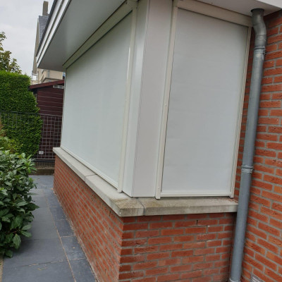 Screens in lichte kleur gemonteerd in Zutphen